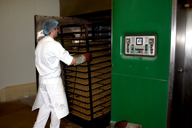 Cuisson des biscuits dans les ateliers de Bio Roc'Helou