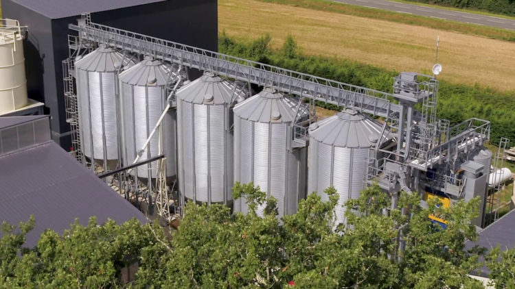 Silos de stockage sur le site Alliance Bio