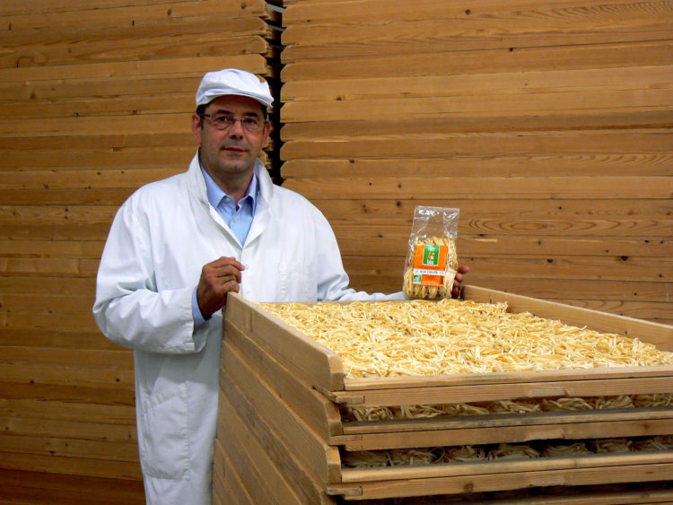 Monsieur Fabre devant les séchoirs à pâtes artisanales bio français