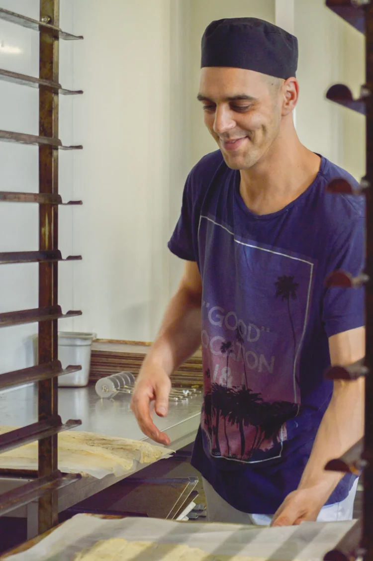 Paolo un des artisans qui fabriquent les crackers et gateaux sucrés bio