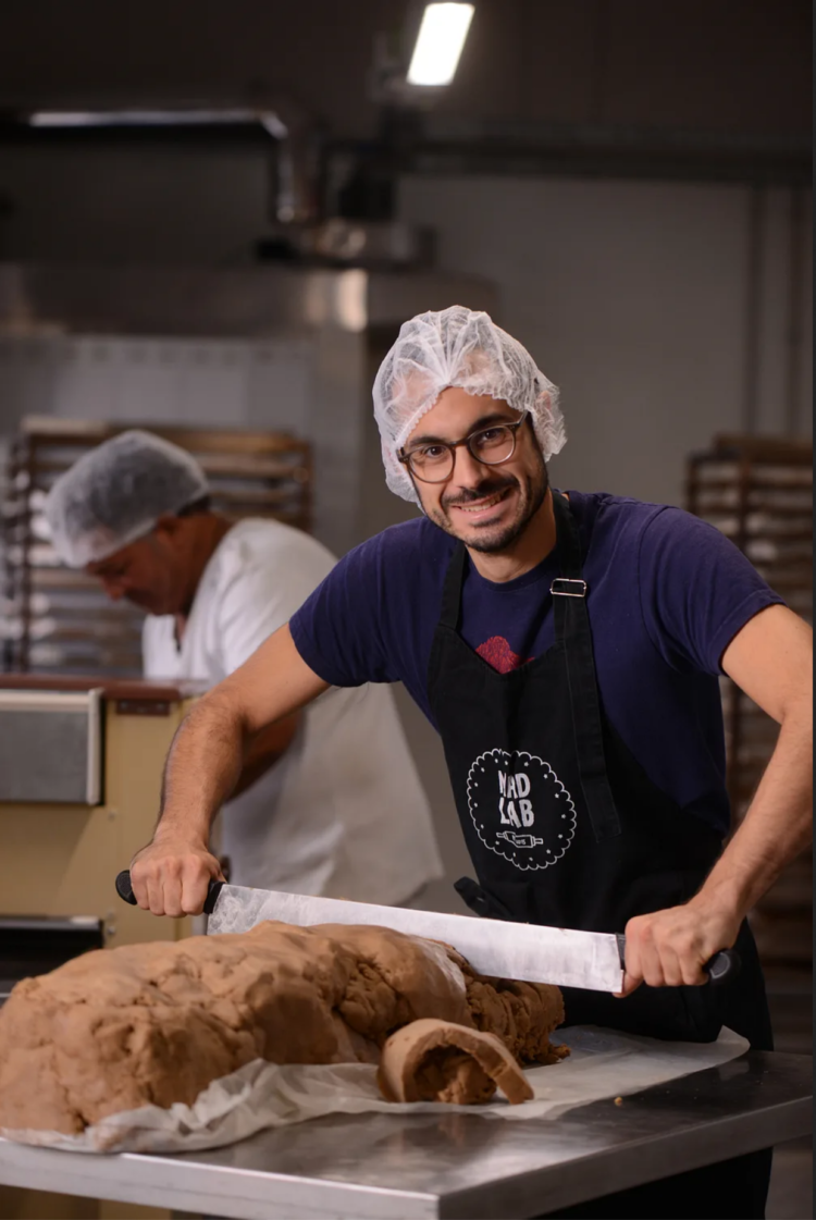 la préparation de gateaux sucrés et salés dans la biscuiterie artisanale bio