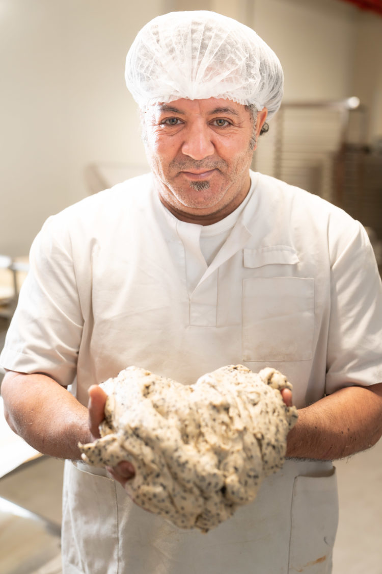 Sami, l'artisan responsable de la fabrication des crackers bio