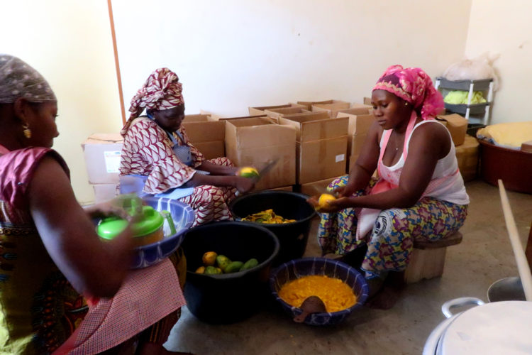 Les mangues biologique équitable burkinabé sont épluchés découpés puis séchés