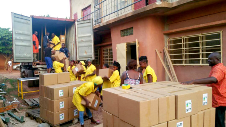 Les salariés de l'association Pauline chargent les cajous mangues ananas séchés bio dans les container prêt à l'export