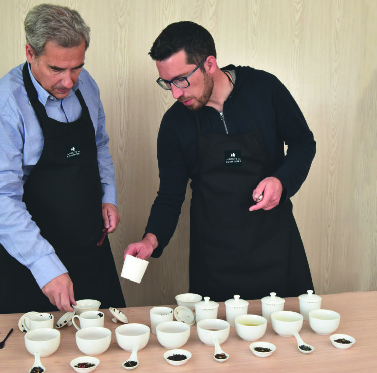 François et Clément sélectionnent soigneusement les thés afin de procéder à un assemblage tel un grand vin