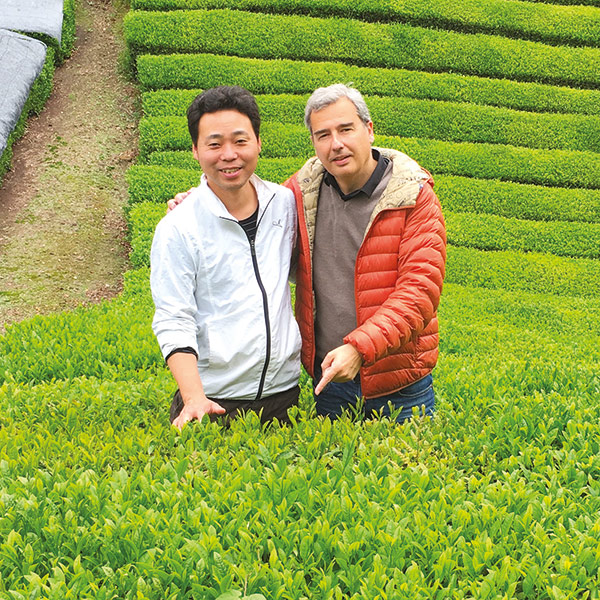 François Cambell fondateur de la Route des comptoirs avec un producteur de thé bio équitable