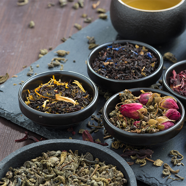 les mélanges subtiles des ingrédients de thé bio équitable très subtiles