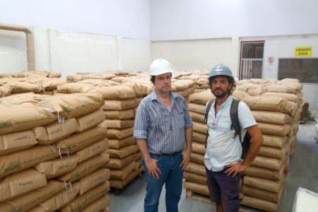 thomas gérant de terra libra en visite dans la sucrerie Otisa sucre bio équitable du paraguay