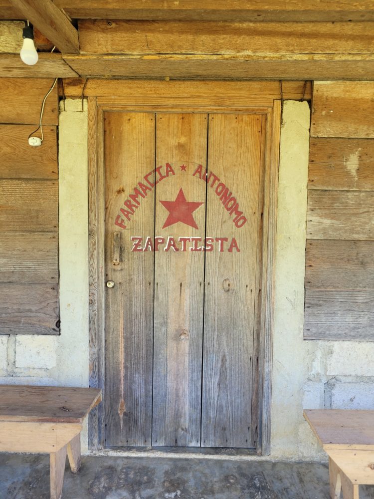 porte de la pharmacie zapatiste aux chiapas mexique