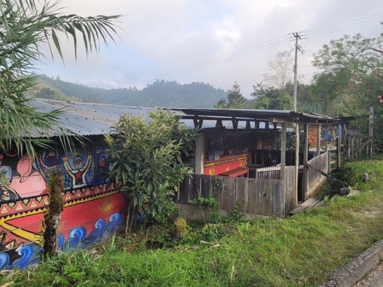 les maisons colorés de la population zapatiste