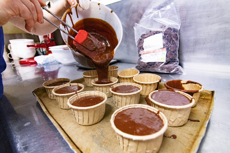 préparation de gateaux avec le chocolat criollo de notre fournisseur SALDAC